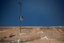 Steiler Blick auf einen Künstlerparkplatz unter tiefblauem Himmel.
